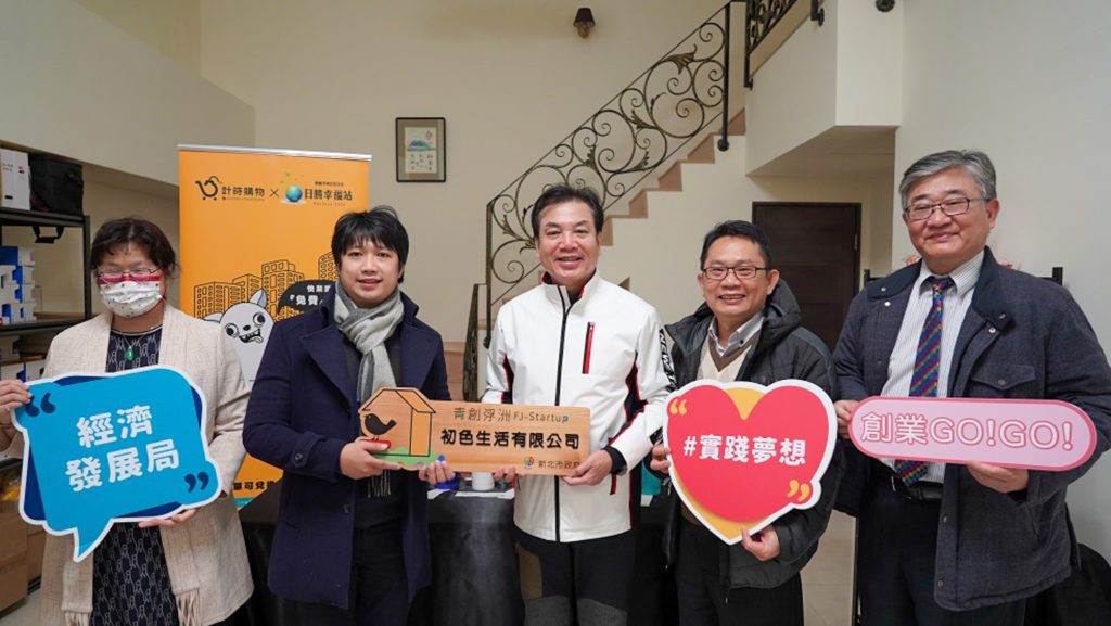 ▲新北市副市長劉和然〈中〉及經發局長何怡明〈左一〉訪視並贈牌「青創浮洲」,目前已有12組團隊進駐,包含電商、直播經濟、智能販賣機等新型態產業,也有微型創業家以獨具特色的餐飲、零售建立據點。〈經發局提供〉
