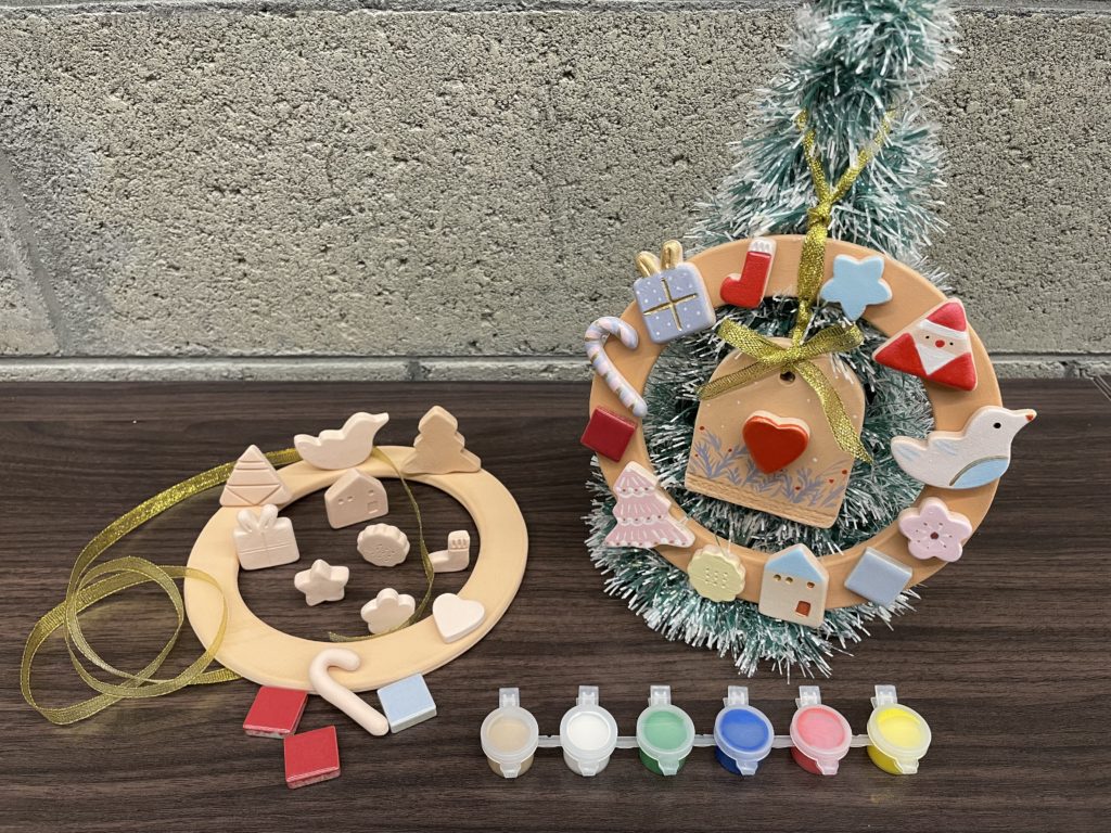 ▲無法親自到陶博館體驗也能上陶瓷學院網站購買「耶誕花環」材料包，觀看教學影片就能輕鬆完成作品。〈陶博館提供〉