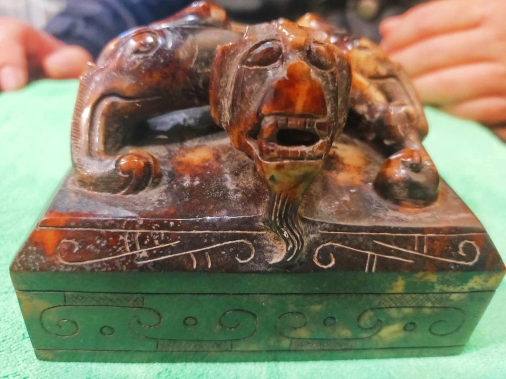 圖上下:漢代劉秀(文叔皇帝)的玉璽,精雕細琢下的玉器更顯秀麗多彩,令人讚嘆。(記者 辛澎祥/攝)