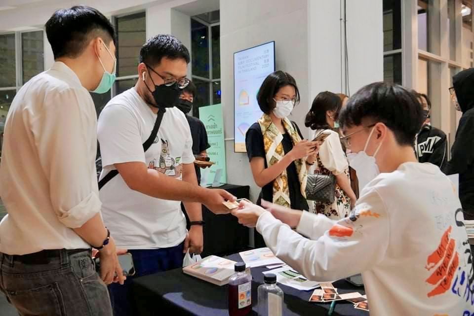 泰國影迷特別到會場購票觀賞影片,場面熱烈。