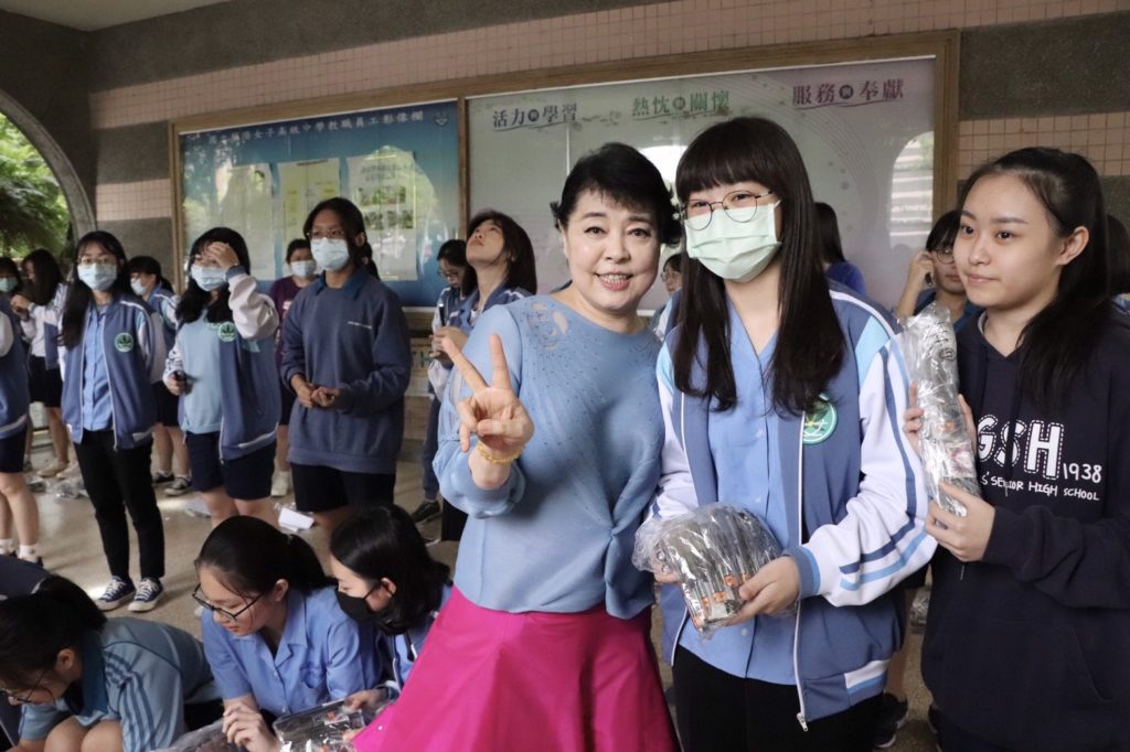 喜歡與學子互動交流,讓簡文秀的公益助學傳承備享正面評價。
