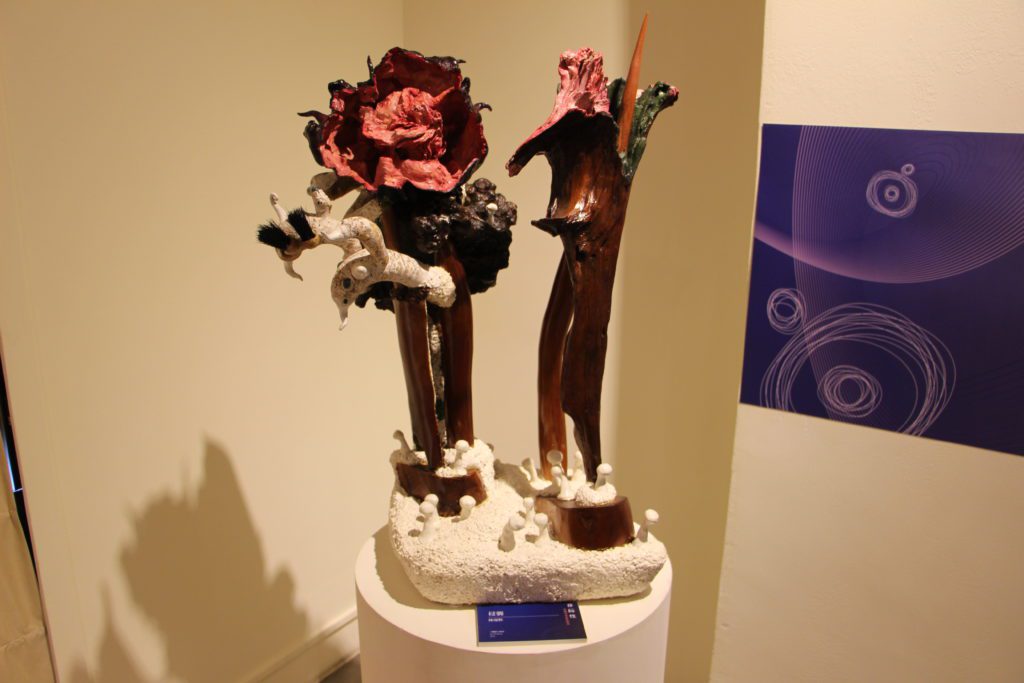 ▲新北市客家文化園區非線性-新觸角藝術群聯展陳慶夥創作-侵襲。〈客家局提供〉