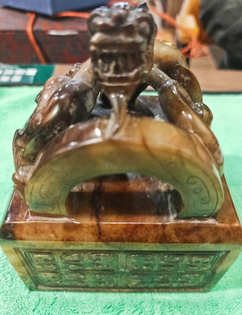 圖上下:漢哀帝劉欣之璽,從雕工紋路到器型的精緻度,展現漢朝在玉器工藝上的極致成就。(記者 辛澎祥/攝)