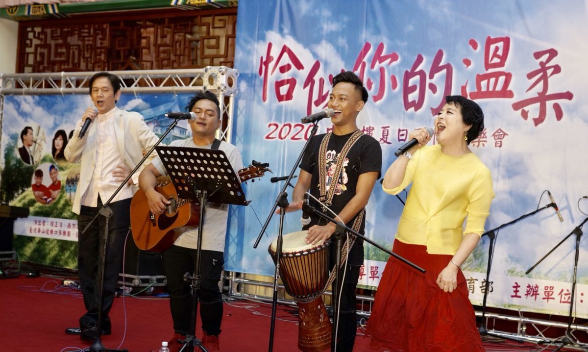 ▲簡文秀、殷正洋及黑旋風合唱演出〈You Raise Me Up〉。 (圖/億光文教基金會 提供)