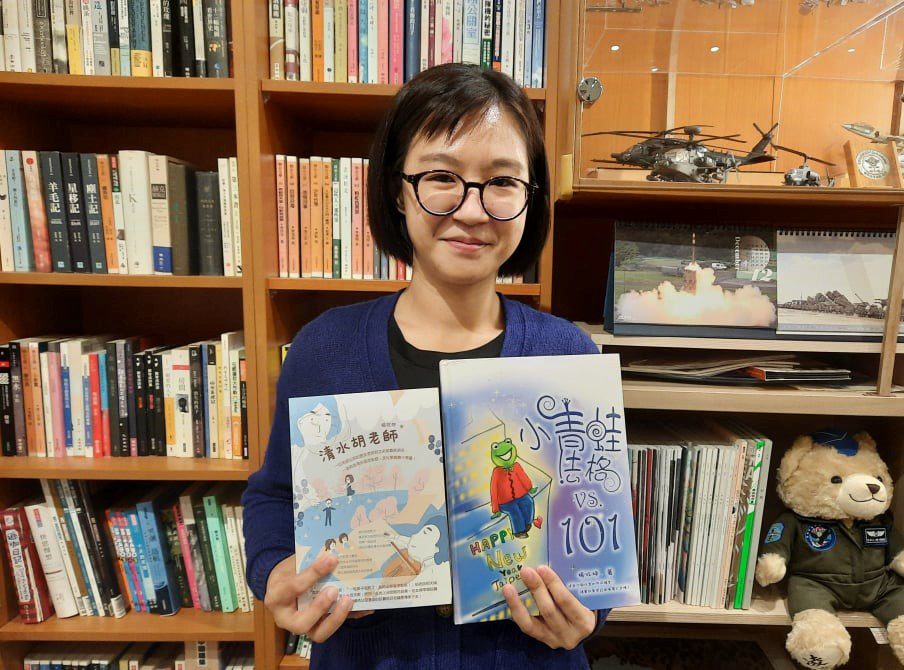 ▲楊牧婷和她的的兩本著作《清水胡老師》和《小青蛙法格VS.101》。(圖/郎亞玲攝影