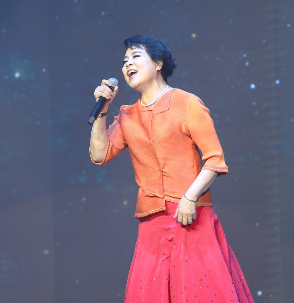 簡文秀演唱時的專注神情,歌聲讓人陶醉。