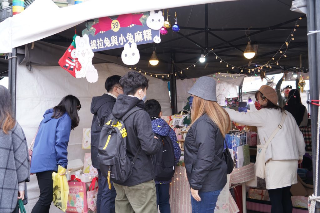 ▲新北市耶誕市集單日湧入8萬人潮,創造近300萬元的營業額,成效斐然,成功帶動新北經濟成長。〈經發局提供〉