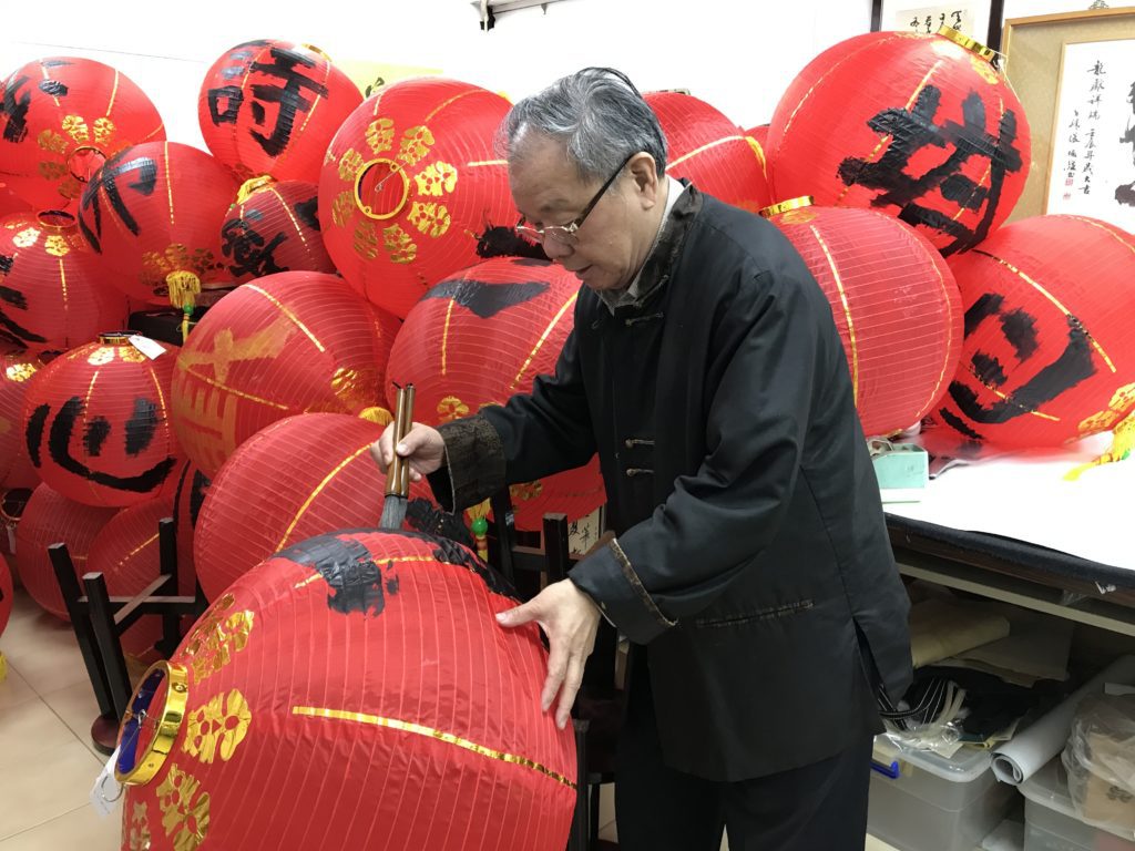 知名書法家張炳煌教授書寫籤詩,為今年台北燈節的新亮點。(圖/張炳煌 提供)