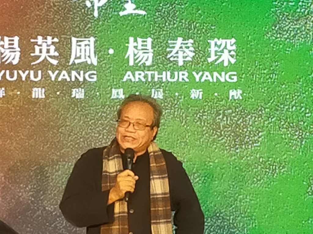 策展人蕭瓊瑞強調楊英風的超越自我的藝術性格，讓人相當敬佩。（記者 辛澎祥/攝）