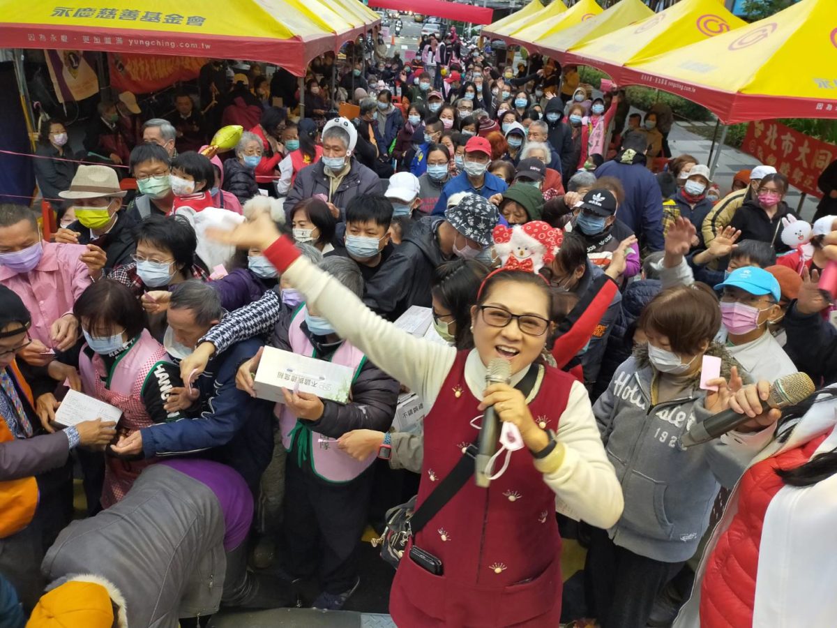 聖誕歡樂趴 里鄰逗陣來  陳穎慧里長關懷弱勢  資源挹注場面溫馨熱烈