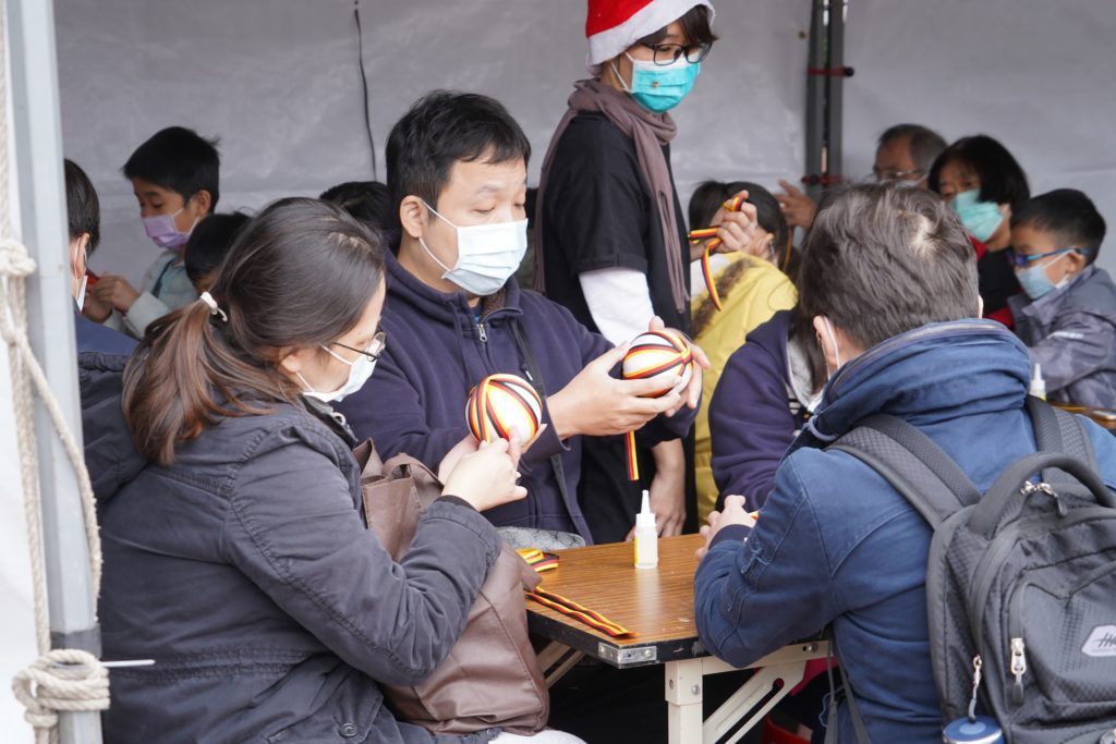 ▲新北市耶誕市集滿額3選1,DIY體驗動,吸引許多民眾踴躍參加。〈經發局提供〉