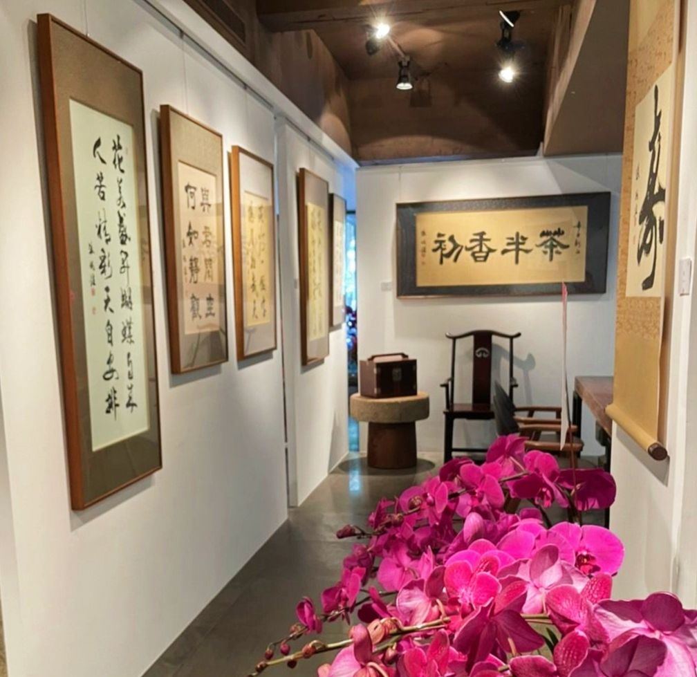 書體作品搭配古傢倶的濃郁文化氣息，更顯文采的相得益彰。（記者 辛澎祥/攝）