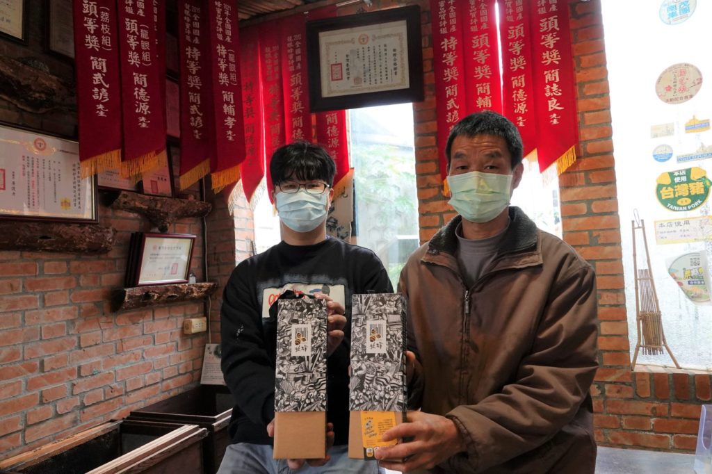 牧蜂農場簡武諺(左)與簡德源(佑)推廣半身照