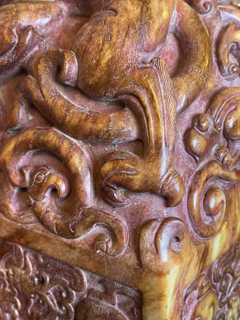 玉璽在雕飾上呼應了社會祈福平安的企望，讓龍鳯呈祥之象具體展露無遺。（圖/曾國良 提供）