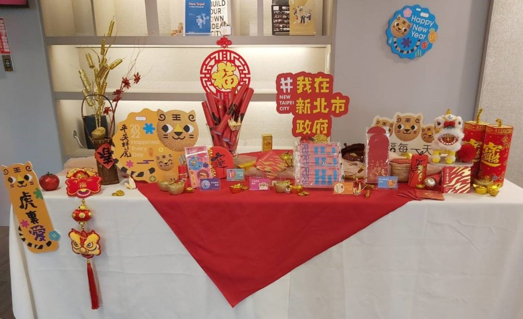 ▲市府行政園區今年特別以「虎裏吉」、「虎裏愛」及「虎裏平安」三大主題設計新春佈置。〈記者葉大方攝〉