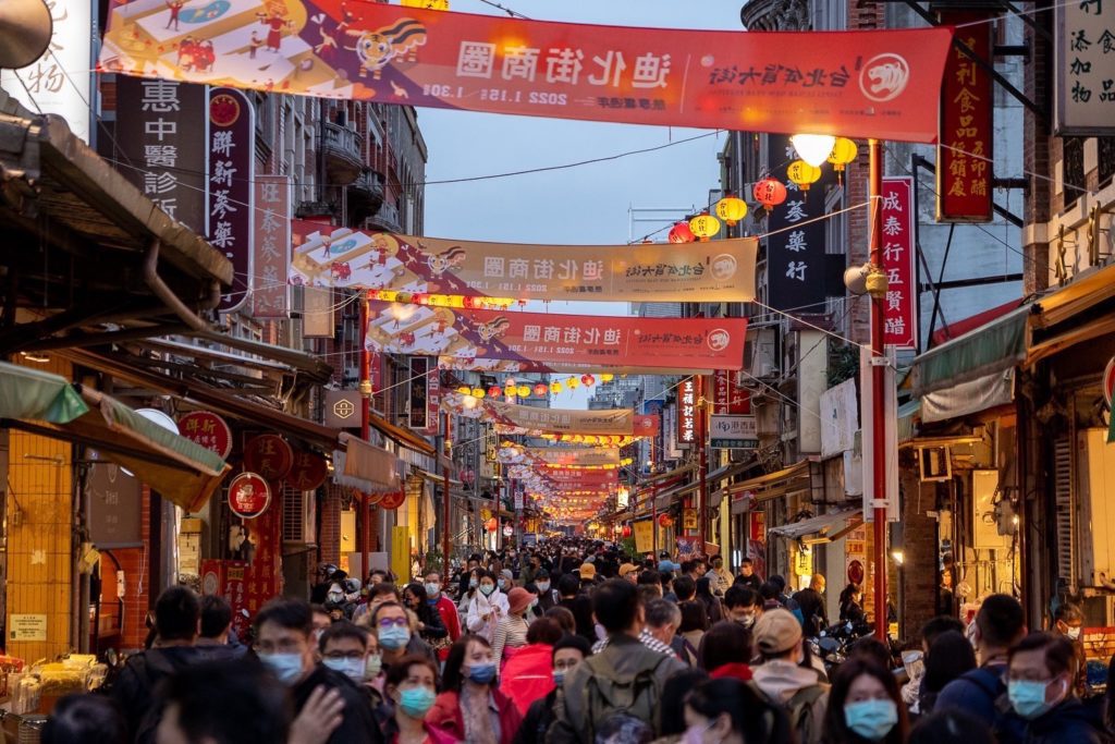不設攤棚的迪化街提供民眾更安全舒適的採買環境。