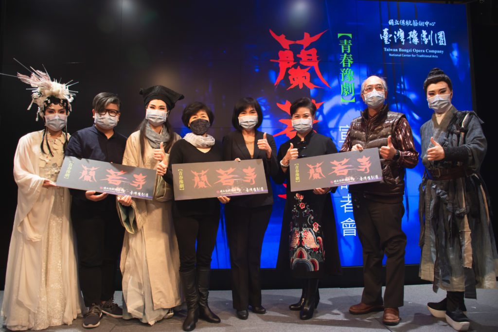 ▲傳藝中心陳悅宜主任、臺中國家歌劇院藝術總監邱媛、臺灣豫劇團藝術總監王海玲、團長彭宏志、編劇劉建幗與主演合影。(圖/臺中國家歌劇院提供)