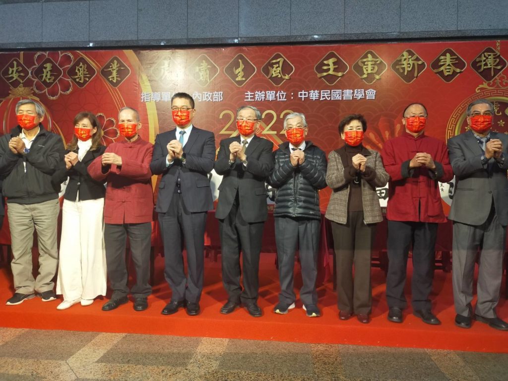 開筆寫春聯的貴賓與老師,特別向與會人士拜早年。(記者 辛澎祥/攝)