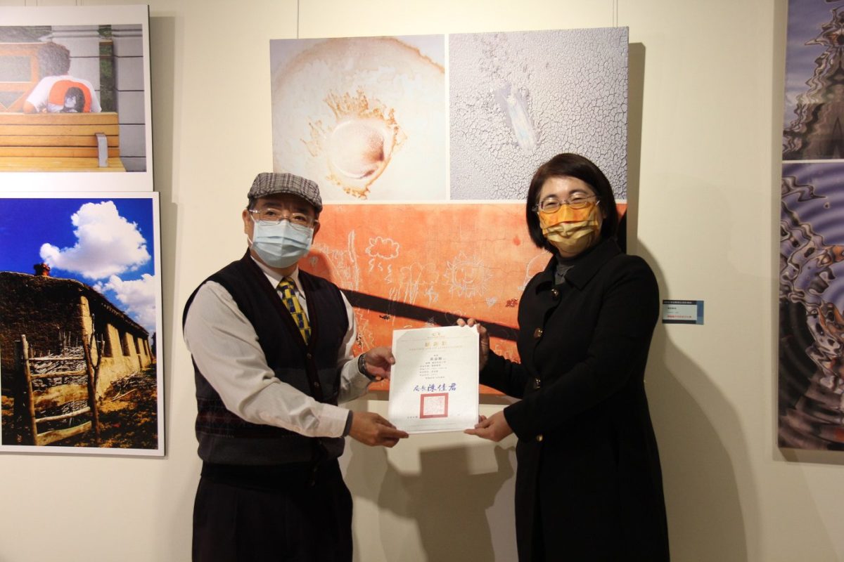 影像迷宮穿越30年  黃嘉勝攝影展呈現創意生活的感受