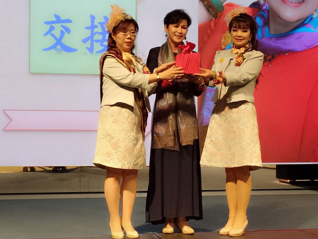 在陳阡蕙總會長(中)的監交下,第四屆會長曹蕥蘭(左)將印信交給第五屆會長林惠平。(記者 辛澎祥/攝)