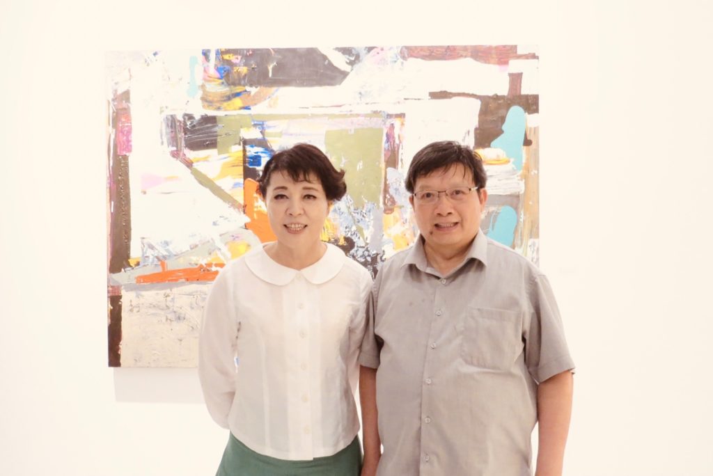 億光電子董事長葉寅夫（右）與聲樂家簡文秀，對社會公益活動總是一馬當先，愛心滿溢。