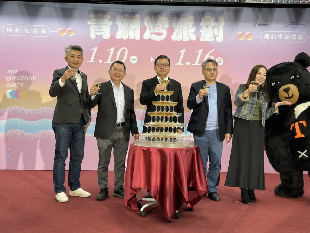 觀光局長張錫聰(中)與活動協辦業者宣誓活動順利圓滿。