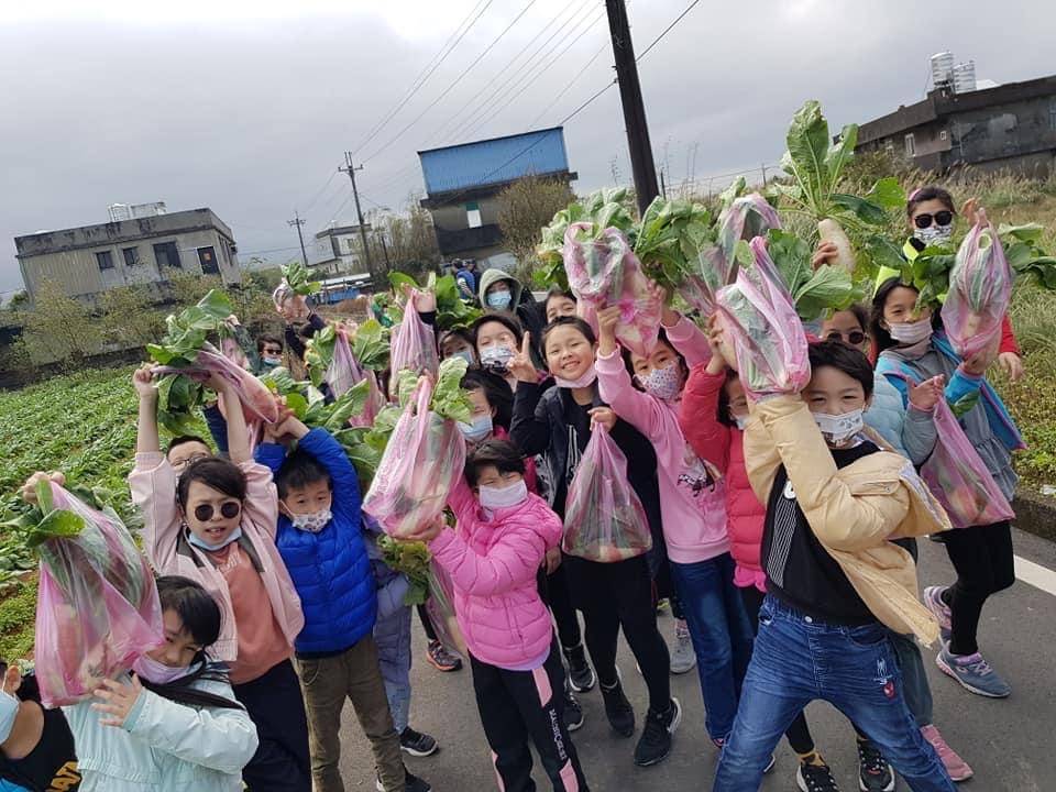 收成後的喜悅寫在每個人的臉上。(圖/新北農業局 提供)