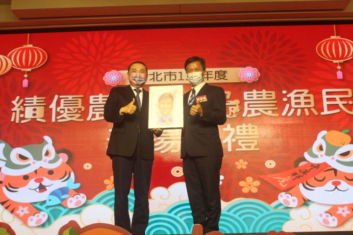 三峽農會總幹事張永巨(右)獲頒2021百大MVP經理人殊榮。(圖/新北農業局 提供)