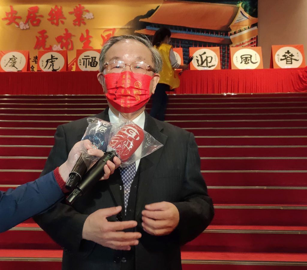 中華民國書學會理事長張炳煌教授，以活動主辦方立場說明寫春聯的文化意義與價值。（記者 辛澎祥/攝）