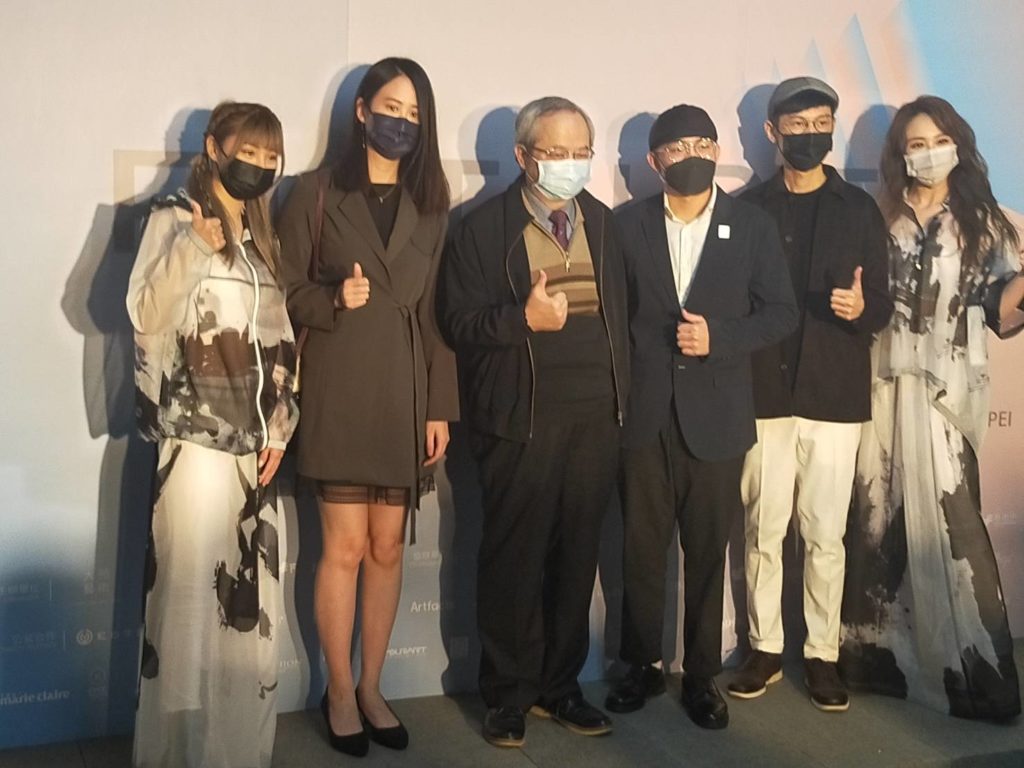 「藝術未來」總監張學孔(左三)與台灣新銳藝術家及公益大使合影並為活動造勢。(記者 辛澎祥/攝)