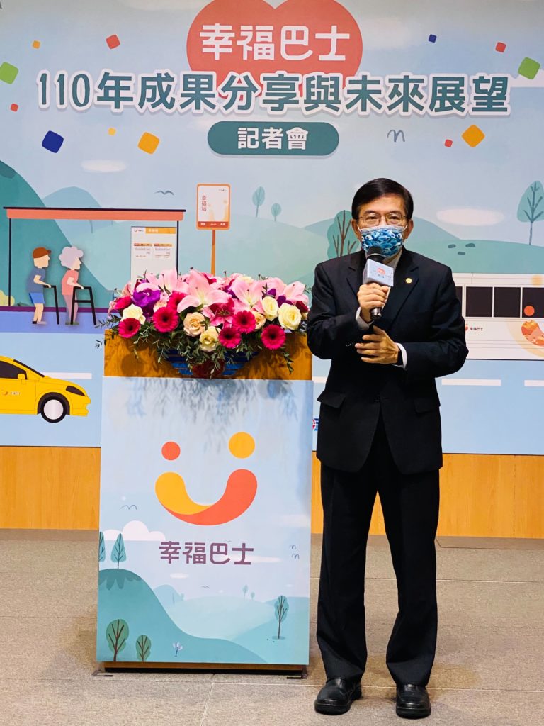交通部長王國材分享幸福巴士的豐碩成果。(圖/公路總局 提供)