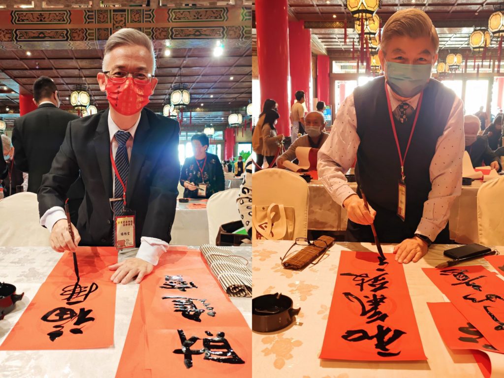 書法家楊旭堂（左）及陳合成教授，書法造詣深厚，一手好字呈現豐富文化底蘊，讓人驚豔。（記者 辛澎祥/攝）