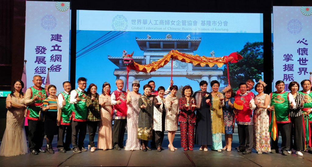 出席交接儀式活動的貴賓與演出團體,展現年節的歡樂氣氛。(記者 辛澎祥/攝)