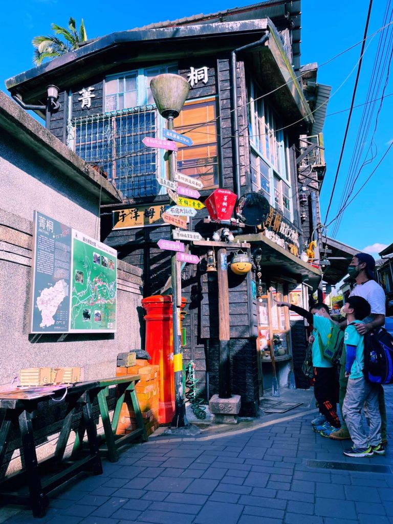 ▲來自平溪的吳明賢(右1)擅長跨域整合,利用自己的「嘻哈平溪」的臉書平台,進行小旅行推廣及產地蔬果直銷,將長輩辛苦種植的農產品推銷出去。〈文化局提供〉