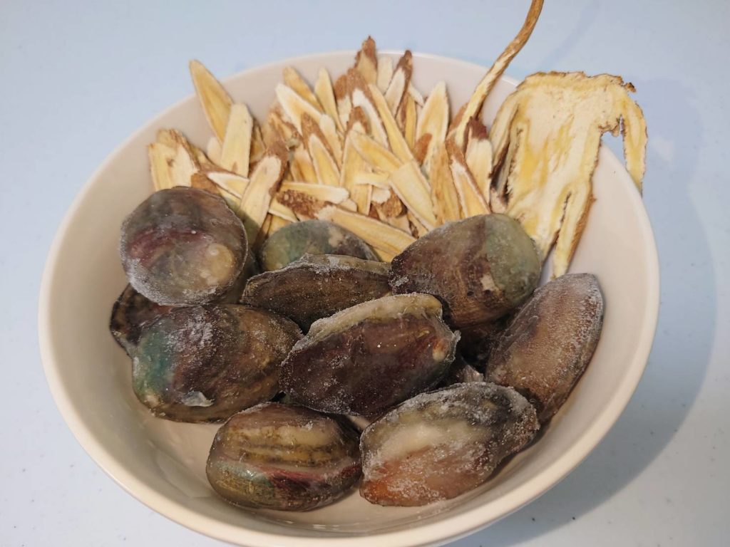 補血益氣不上火的貢寮鮑當歸補血湯是由黃耆、當歸兩味藥材以五比一比例組成並添加鮮嫩肥美的貢寮鮑烹調而成。