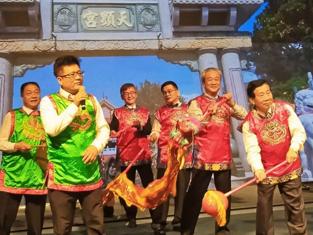 世華會的大太陽顧問群以年節歌舞助興,全場歡樂不已。(記者 辛澎祥/攝)