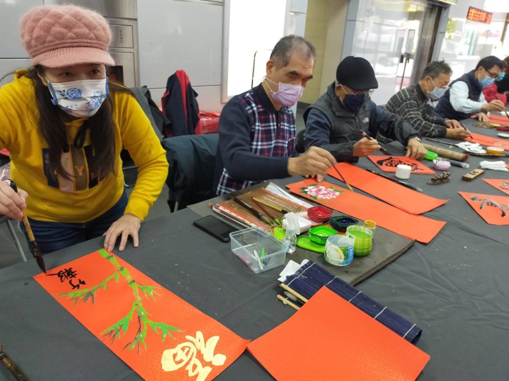 詹美絨（左起）陳金海、林旺錢、曾蘇堯與林加添老師的賣力寫春聯，讓人推崇備至。（記者 陳安婷/攝）