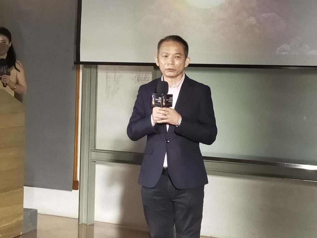 臺灣工藝研究發展中心主任張仁吉，認為青年能投入陶作產業亦象徵著工藝未來希望。（記者 辛澎祥/攝）