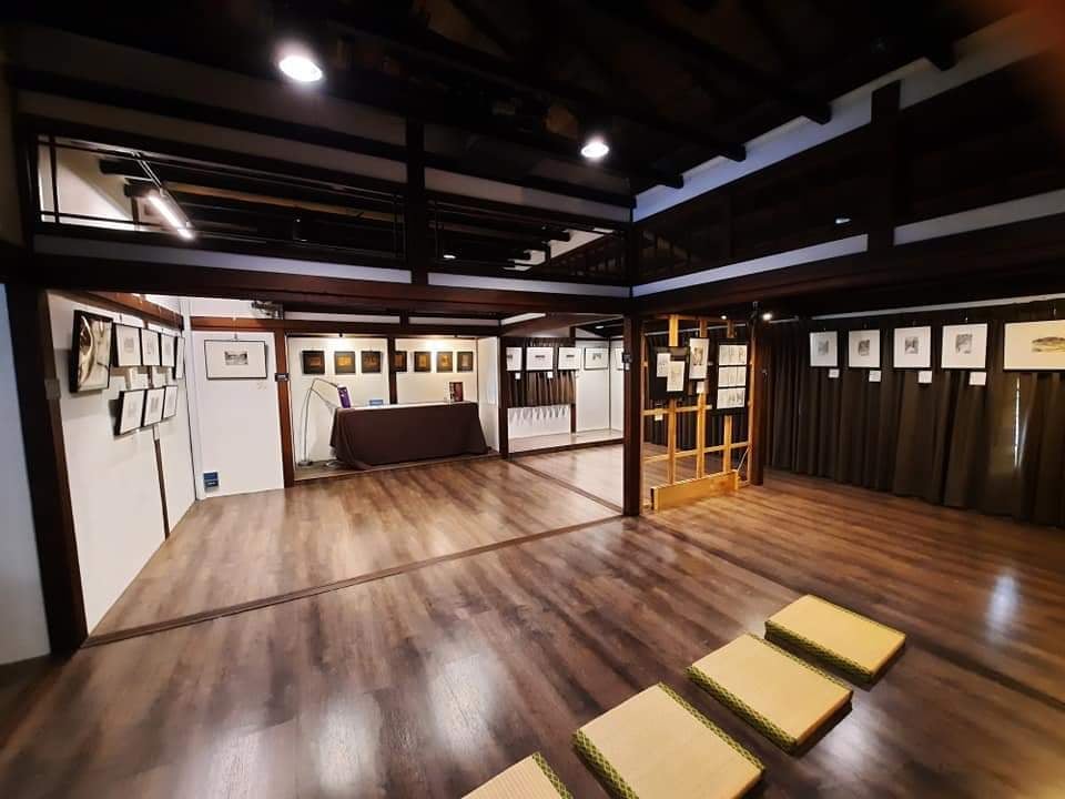 ▲ 台中文學館研習教室展示雷驤多幅作品。(圖/郎亞玲攝)