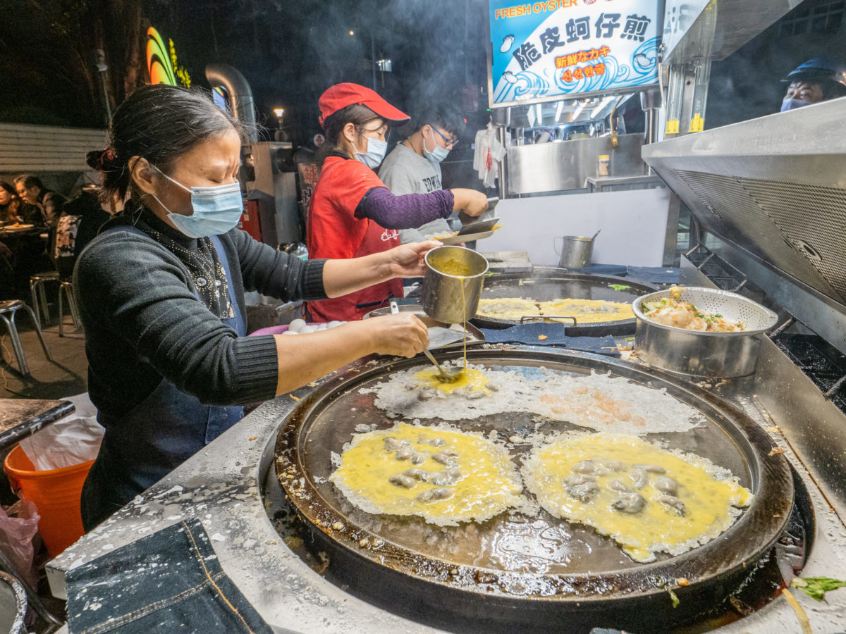 精進計畫改造攤位帶人潮   脆皮蚵仔煎成夜市新亮點