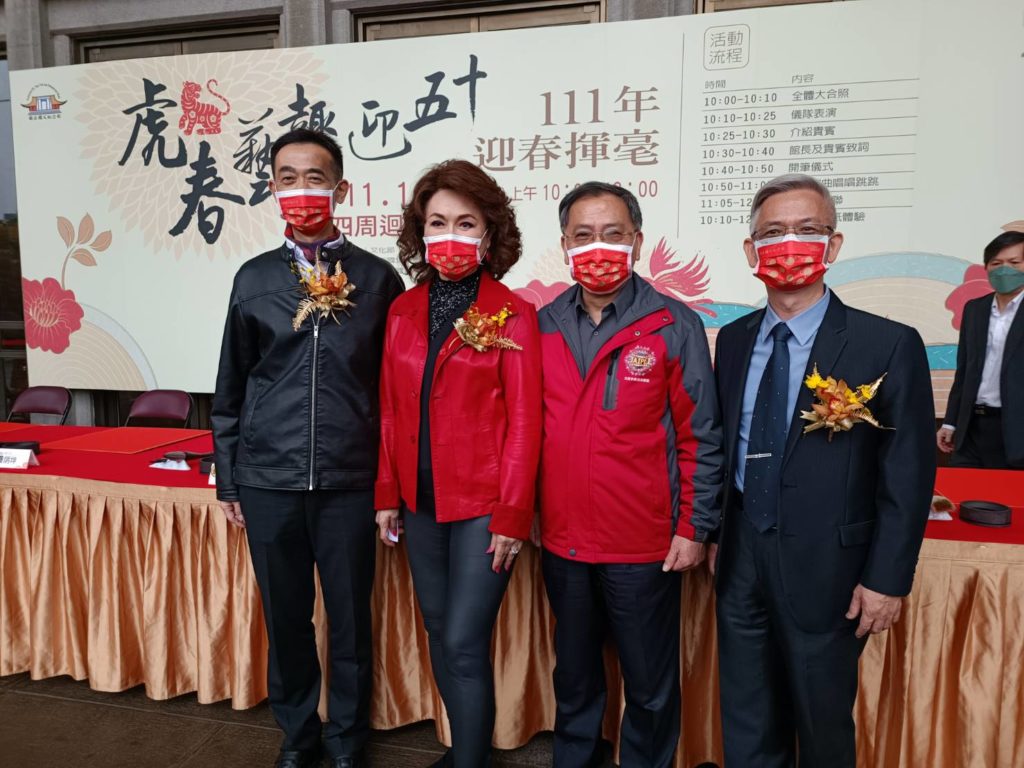 王蘭生館長（左）與開筆貴賓開心合影。左二為影視名人侯麗芳。（記者 辛澎祥/攝）