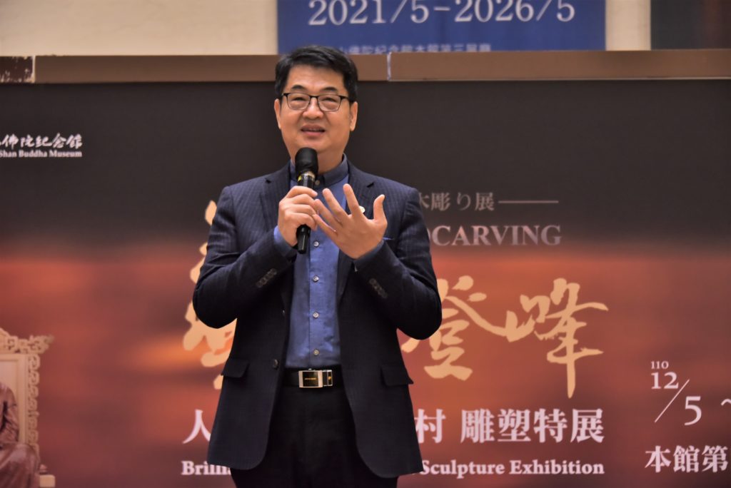 木雕工藝家陳啟村老師,對此次個展所傳達的慈愛信念,表現出由衷期待。