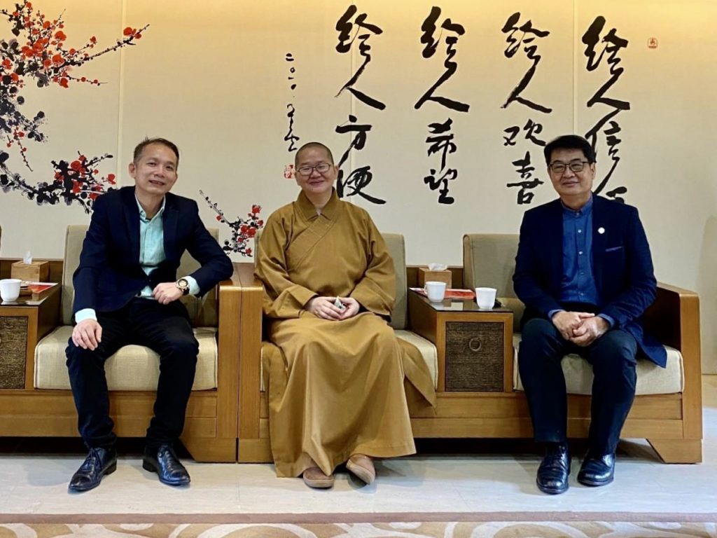 國立工藝研究發展中心主任張仁吉(左起)佛光山住持心保和尚與陳啟村大師,展場相見歡。