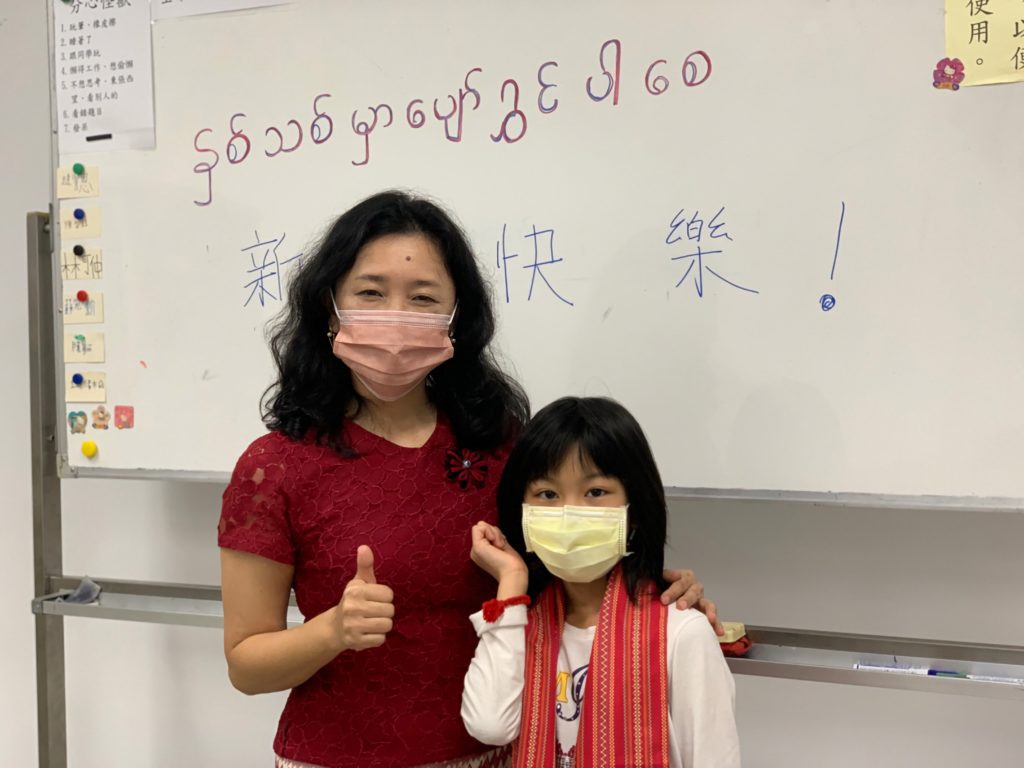 緬語老師李艷菁表示，泰國和緬甸高僧會在拜完誦經後，民眾會把絲線放入口袋或綁在手腕招財。〈教育局提供〉
