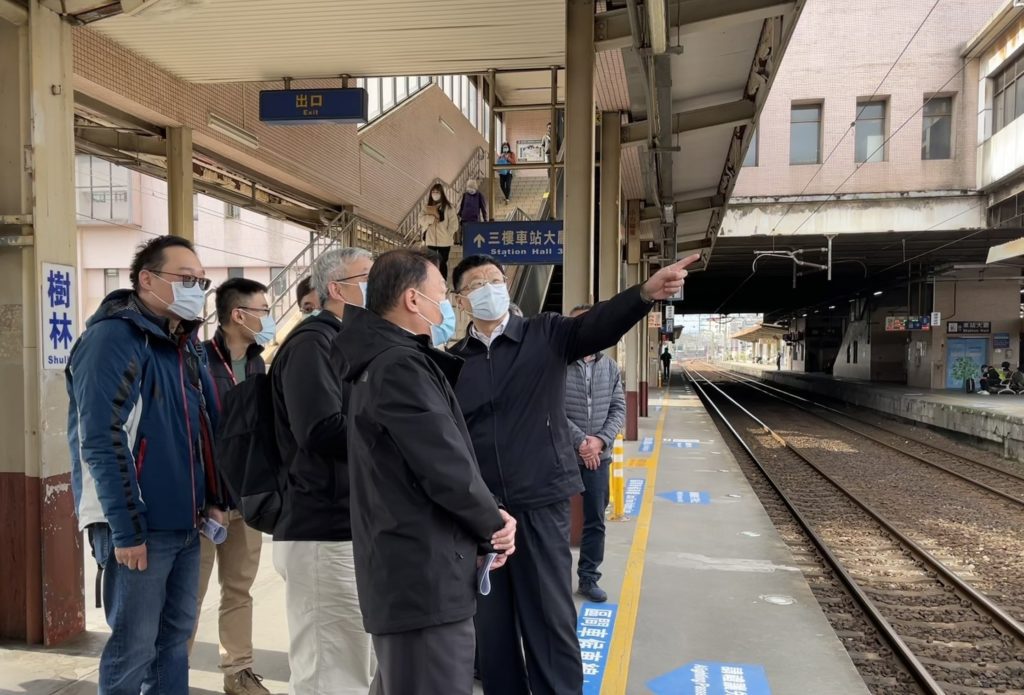 台鐵局長杜微視察樹林站。(圖/台鐵 提供)