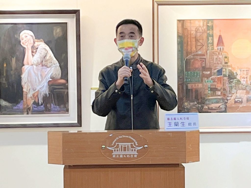 國父紀念館館長王蘭生對多重身份的郭宗正,展現非凡藝術成就而感到相當崇敬。(記者 辛澎祥/攝)