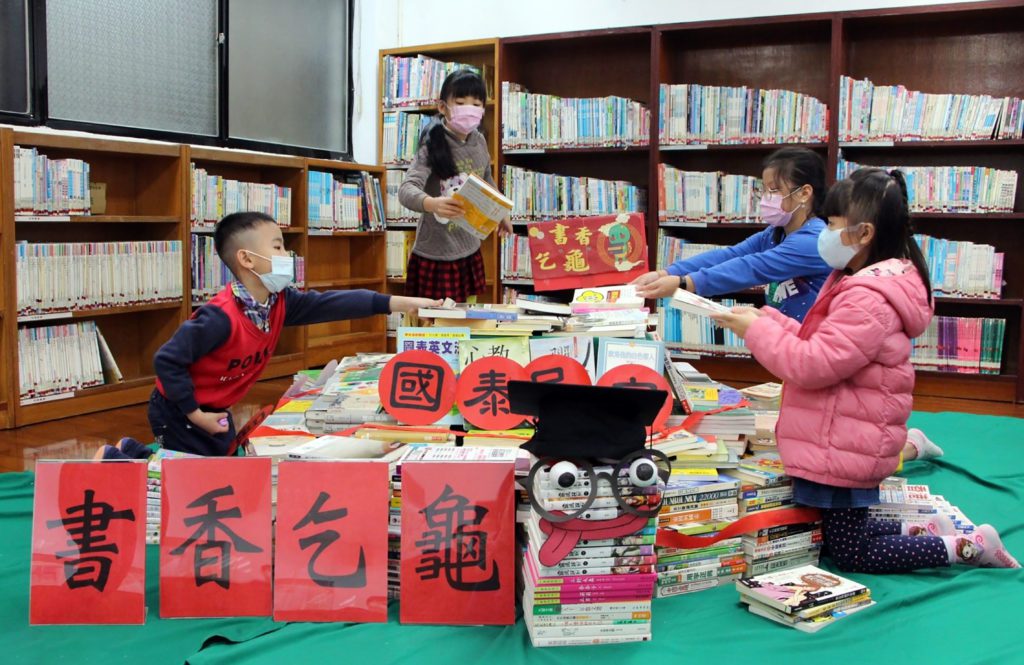 馬上就要開學了,三芝分館特別帶陪讀學童利用漂書堆疊另類的「書香乞龜」,幫學童收心迎開學,同時認識不一樣的元宵習俗。〈新北市圖提供〉