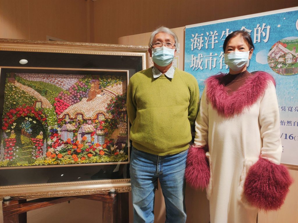 以海洋生命的創作美學為主軸,讓吳寬亮(左)與陳品諠的雙人聯展充滿濃濃的海洋味。(記者 辛澎祥/攝)
