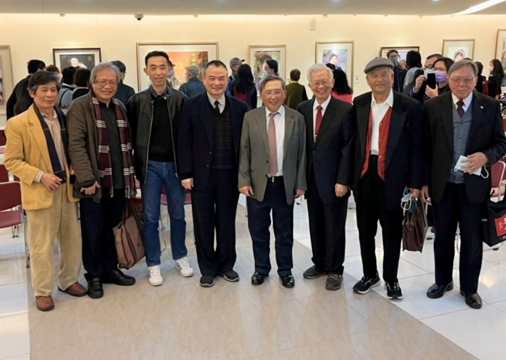 身兼醫師與藝術家身份的郭宗正老師(右四),和與會貴賓開心合影留念。(記者 辛澎祥/攝)