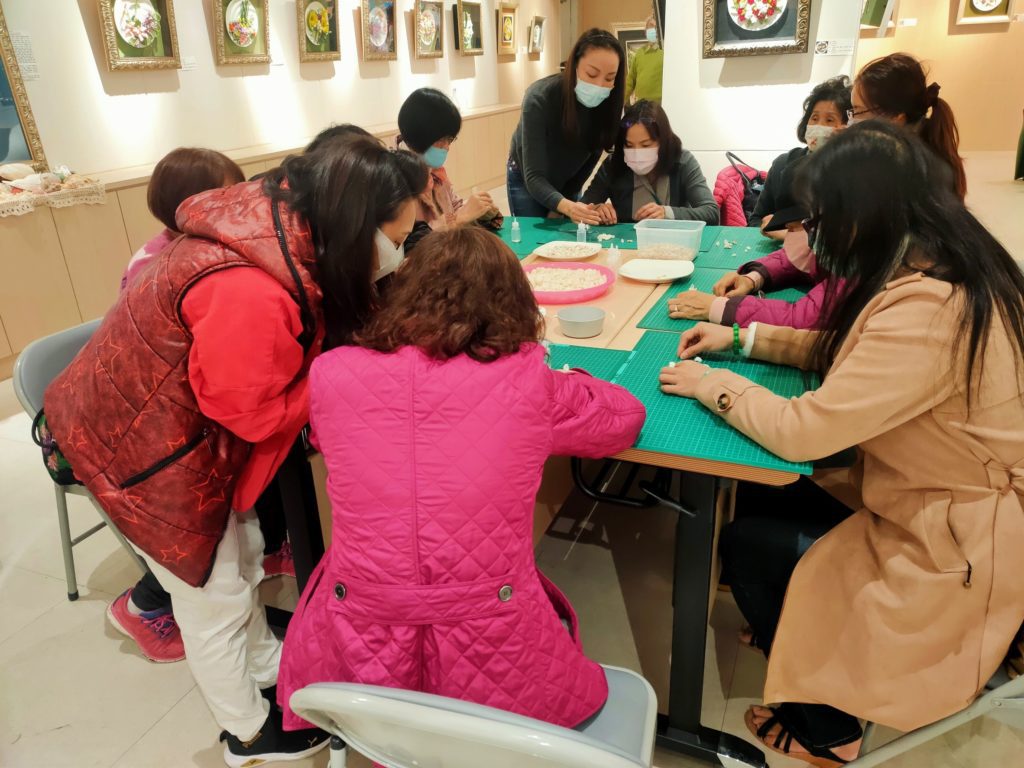熱愛海洋生態的來賓與藝術家們,出席開幕式開心合影留念。(記者 辛澎祥/攝)